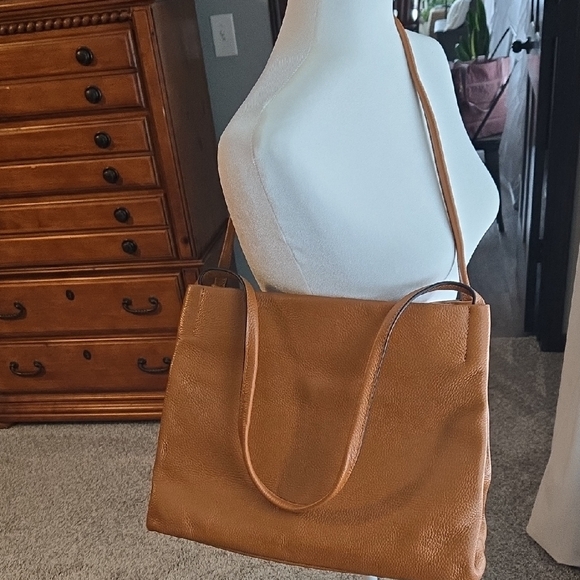 Elegant Brown Leather Shoulder Bag - Picture 3 of 10